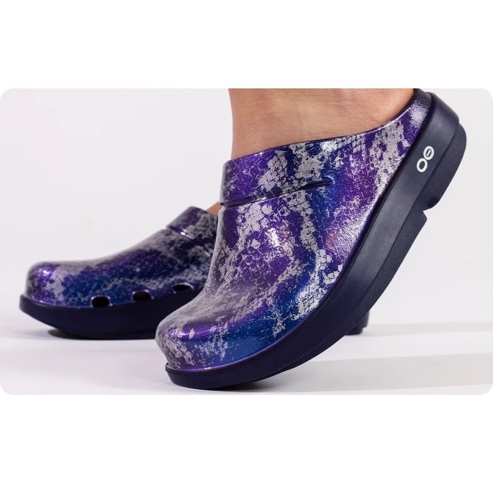 OOFOS OOCloog Limited Edition Luxe Blue Silver Snakeskin Recovery Clogs M6 W8